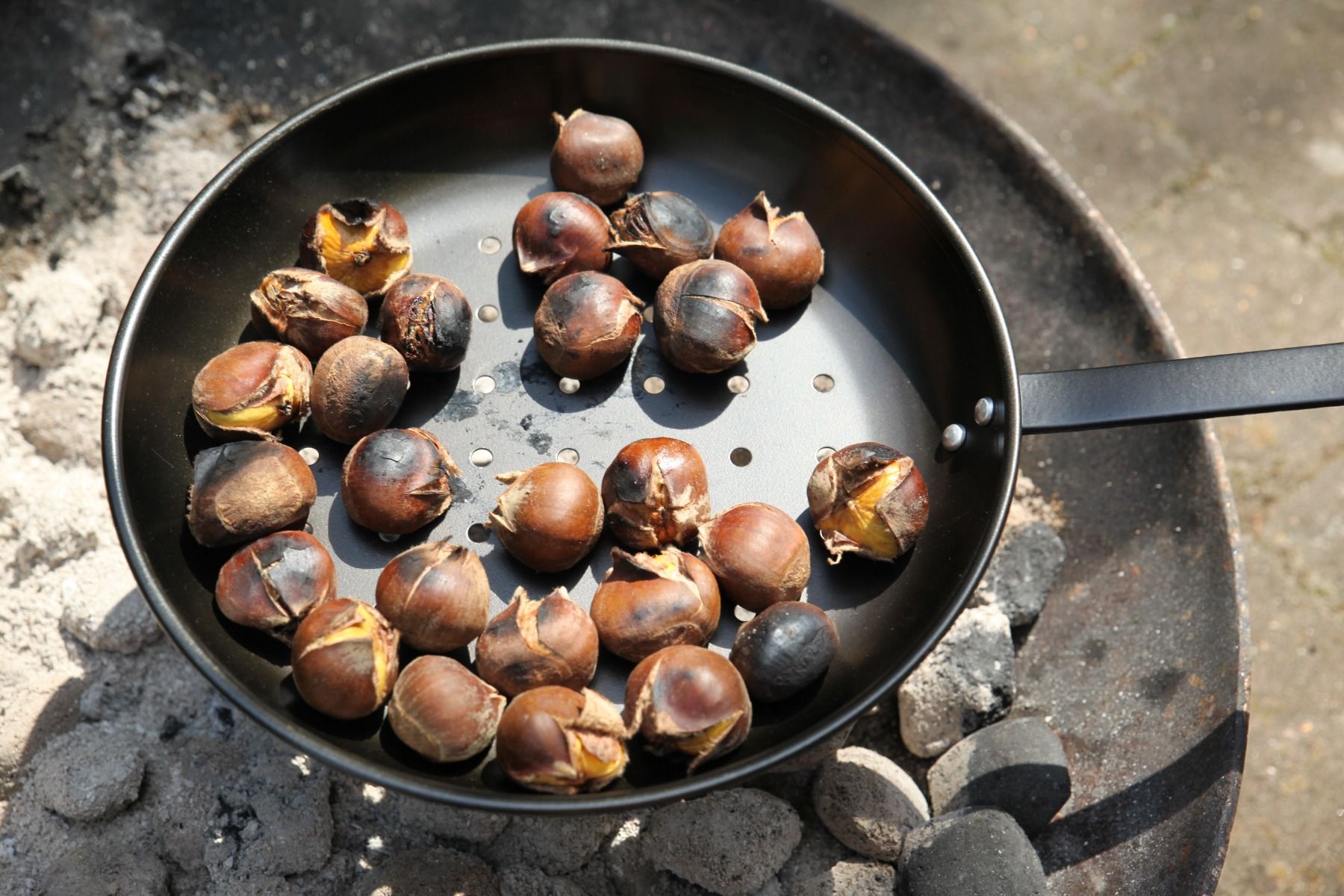 Long-handled French chestnut pan