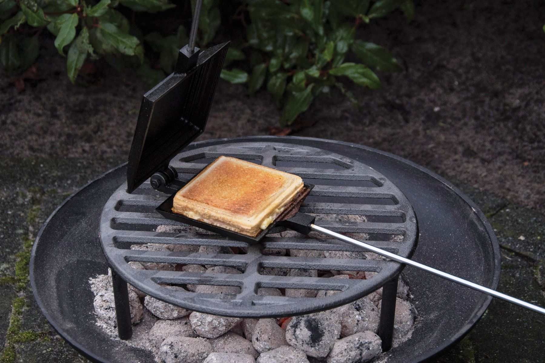Cast iron top sandwich press