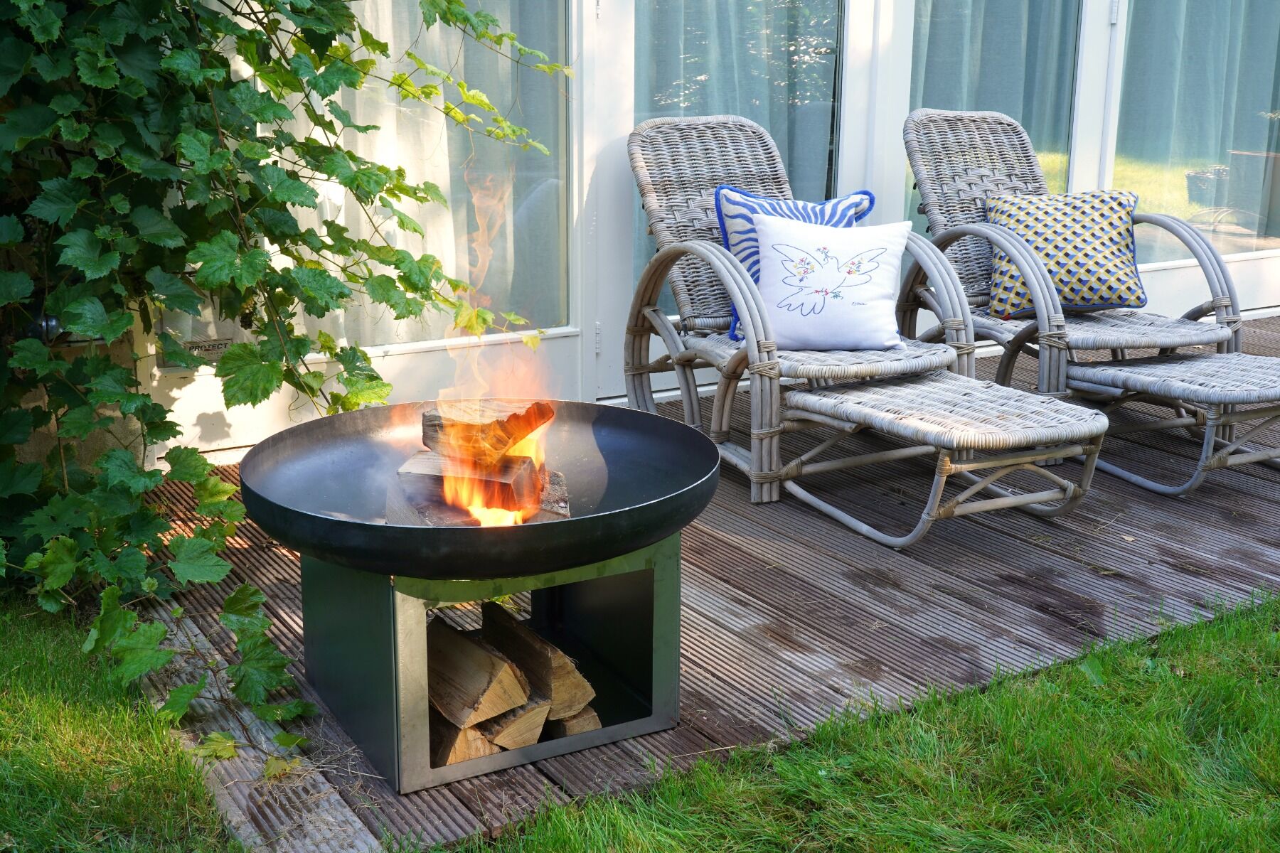 HEAT Fire Bowl Fresvik with Wood Storage