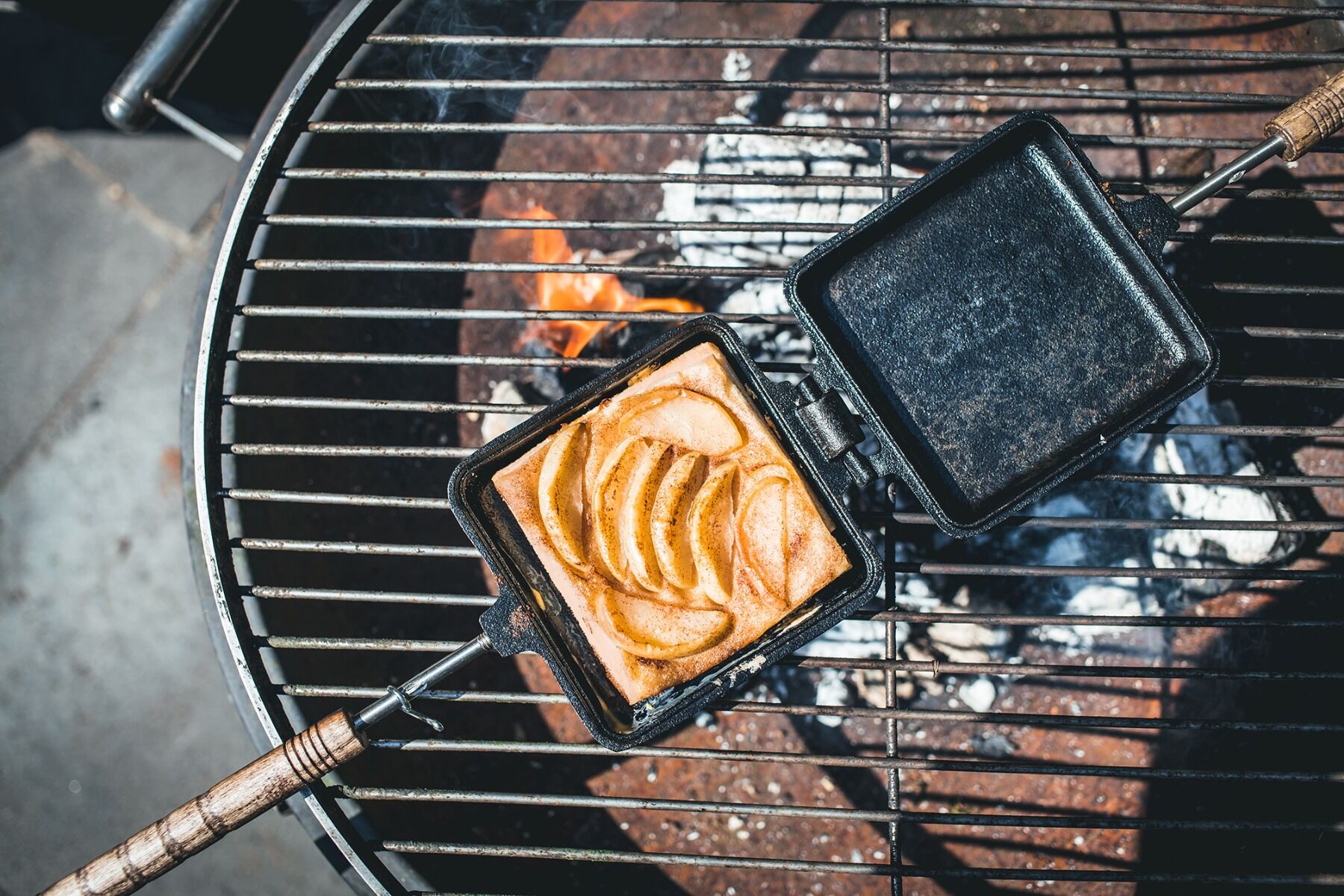 The Windmill Sandwich Iron with short handles