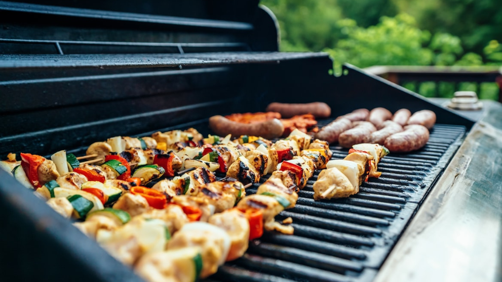 6 tips for cleaning your barbecue grill }