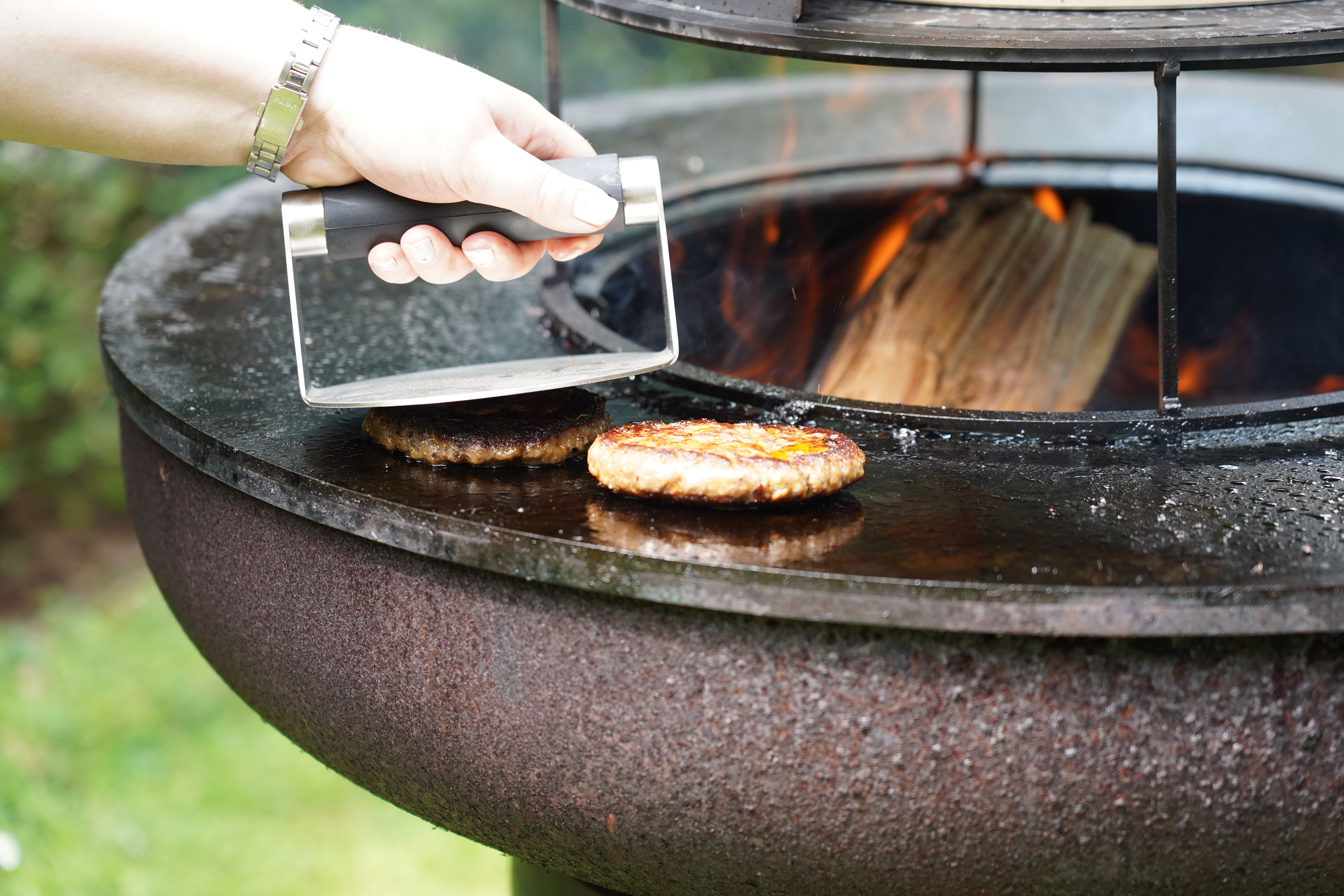 Why the plancha is the ultimate barbecue for smash burgers