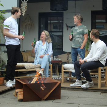 Family with Steelhand v-pit fire pit